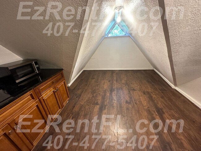 Building Photo - 2nd Floor Attic Studio Apt w/ Kitchenette ...
