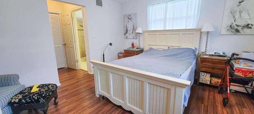 Building Photo - 2724 Garden Dr S