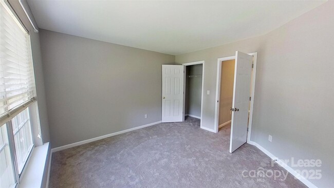 Building Photo - 12111 Carolina Oak Cir