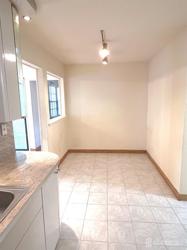 Building Photo - 18 Adams Ct