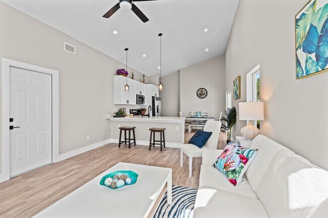 Building Photo - 816 W 9th St