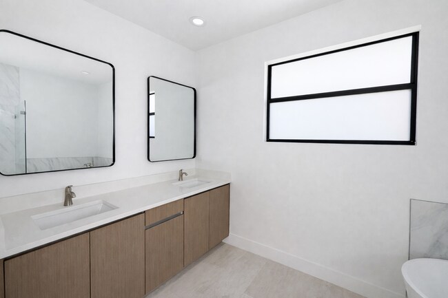 Building Photo - 211 NW 25th Ave