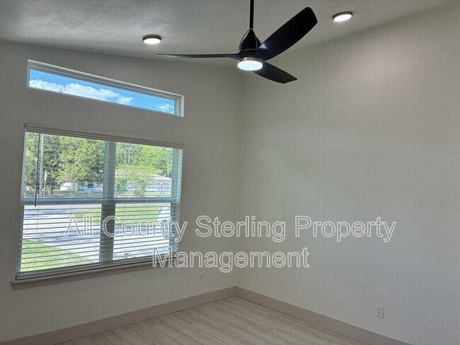 Building Photo - 10230 NE 72nd St