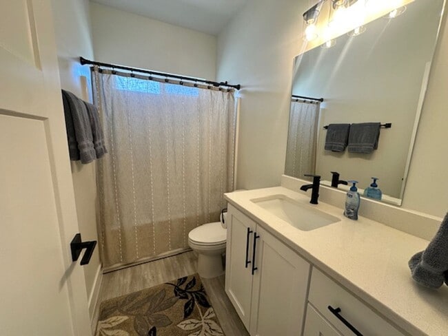 Building Photo - Move in Discount! 3 bedroom - 2.5 bathroom...