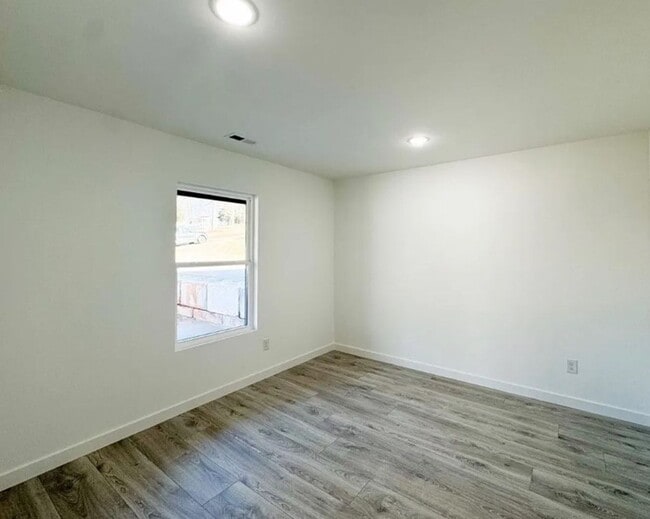 Building Photo - 142 Andover Rd