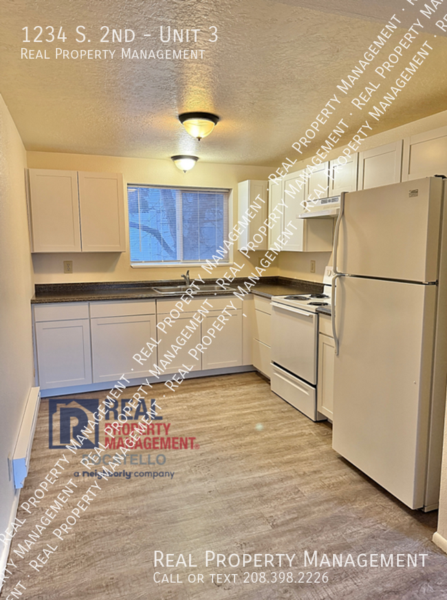 Building Photo - MOVE INSPECIAL - 2 Bed 1 Bath apartment - ...