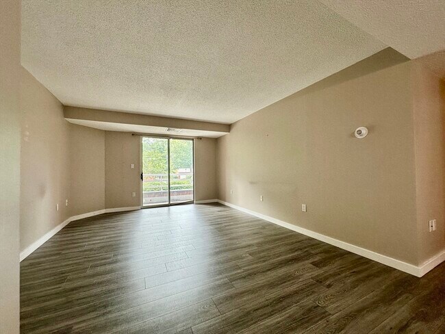 Building Photo - 100 Place Ln