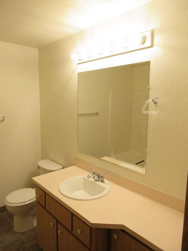 Building Photo - Quiet Two Bedroom Apartment in Keizer