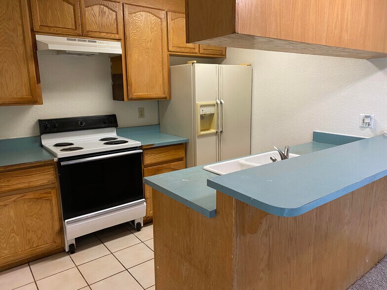 Building Photo - 2025 Benita Dr