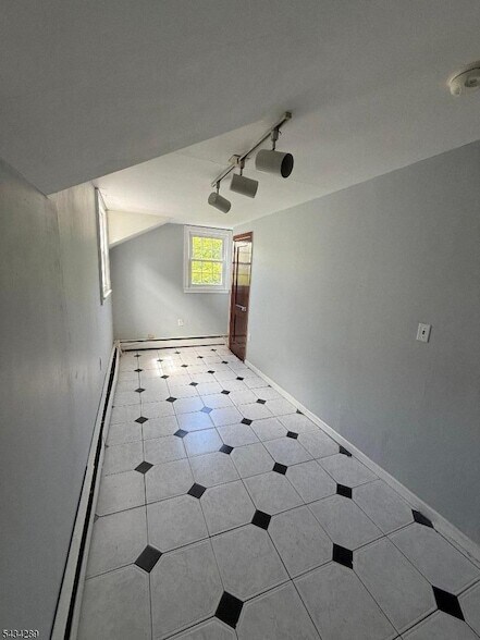 Building Photo - 112 Stiles St