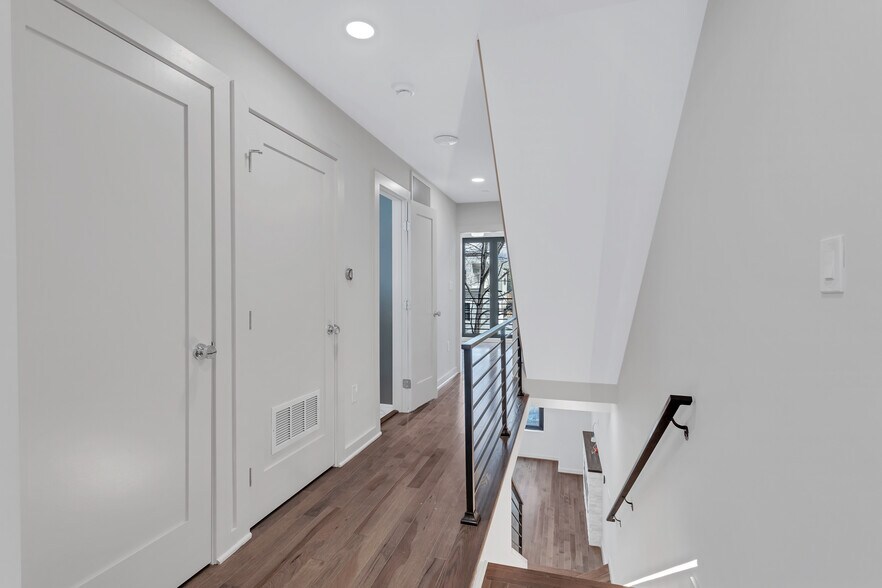 Building Photo - 909 I St NE