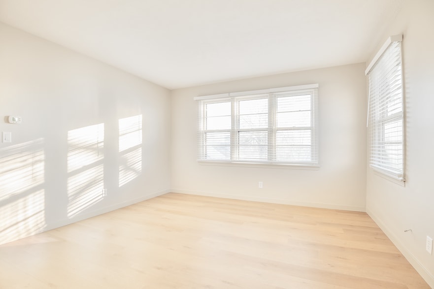 Living Area - 4620 Davenport St