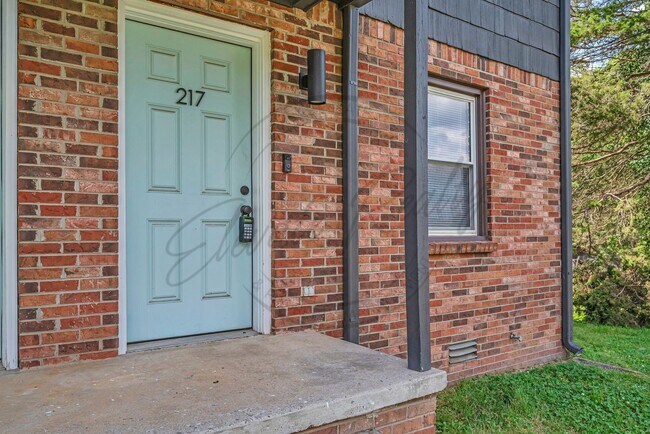 Building Photo - Spring Special (1/2 OFF 1st Month Rent): First Floor One Bedroom Updated Apartment with Laundry H...