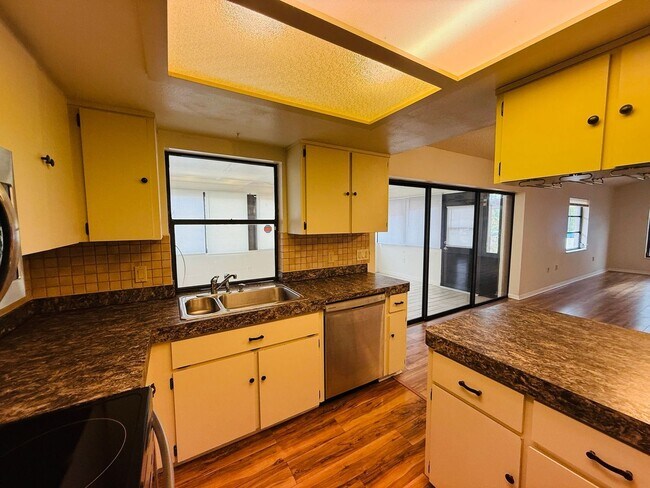 Building Photo - 2 Bedroom 2 bathroom home for Rent in Weeki Wachee FL!