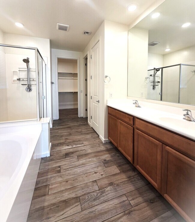 Building Photo - Stunning 3 bedroom with a flex room 2 baths