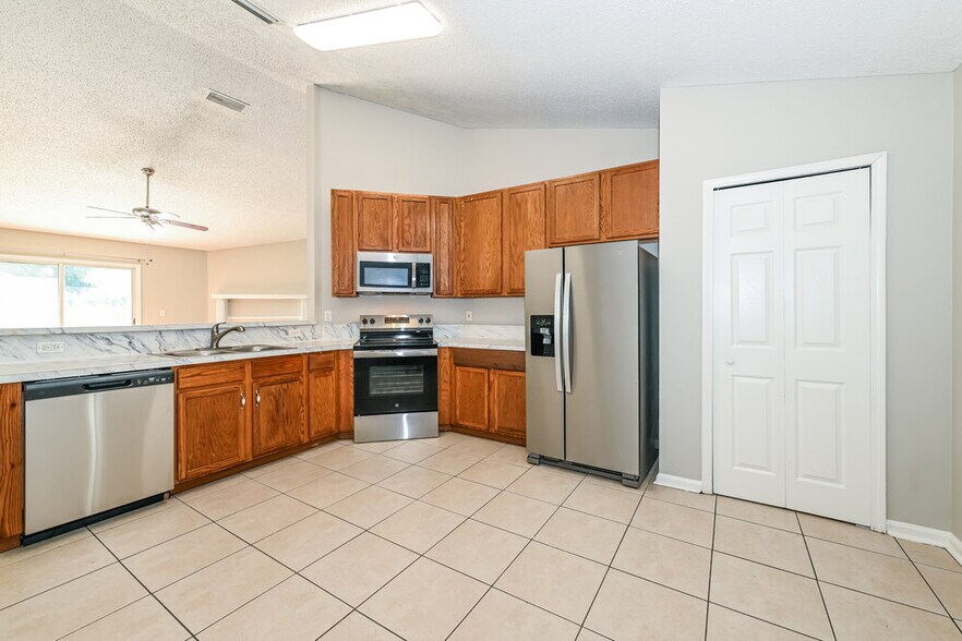 Building Photo - 14027 Crestwick Dr W