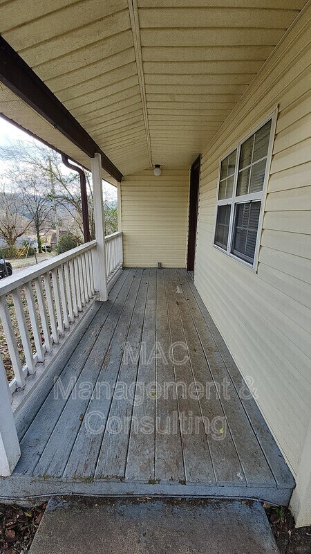 Building Photo - 311 S Mark Twain St