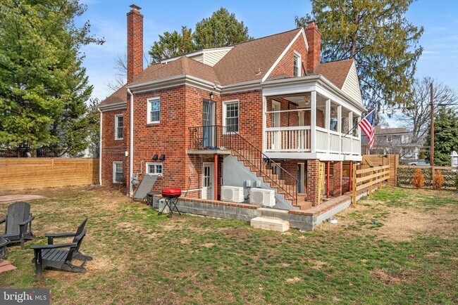 Building Photo - 1700 Dewitt Ave