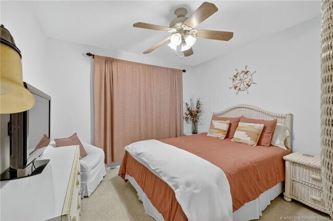 Building Photo - 262 SE Monterey Ave