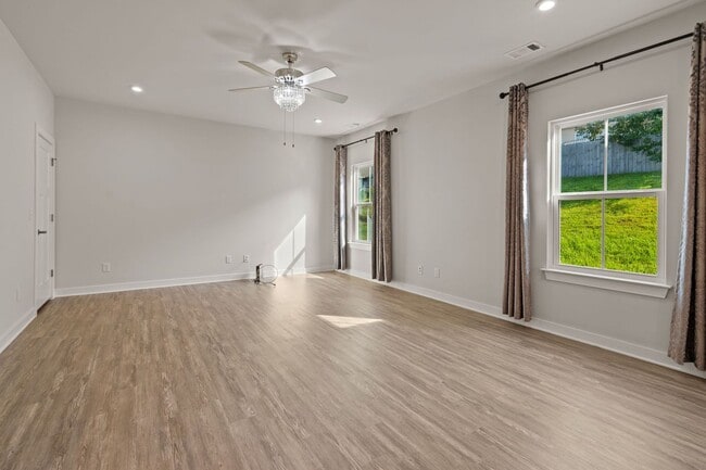 Building Photo - 4BR House