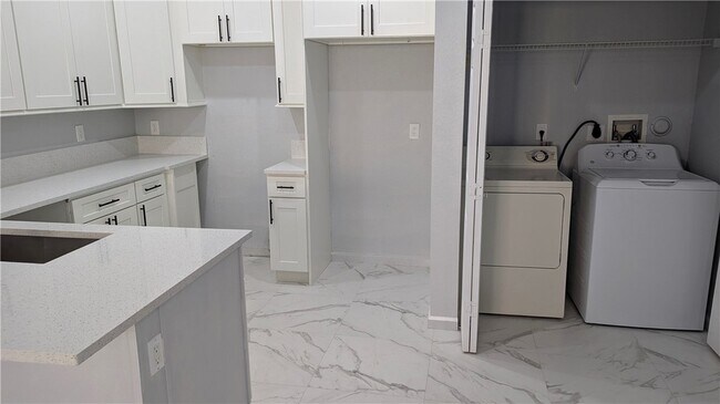 Building Photo - 826 Middleton Dr SW