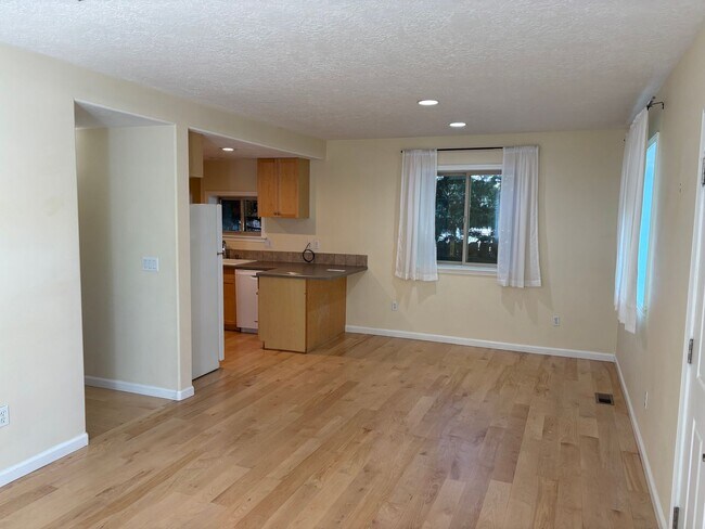 Building Photo - Downtown NW Bend Home Close to the River