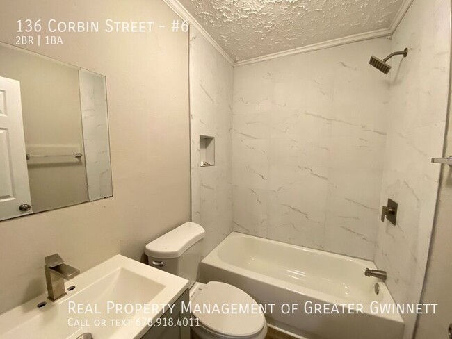 Building Photo - Renovated 2 Bedroom First Floor Apartment-...