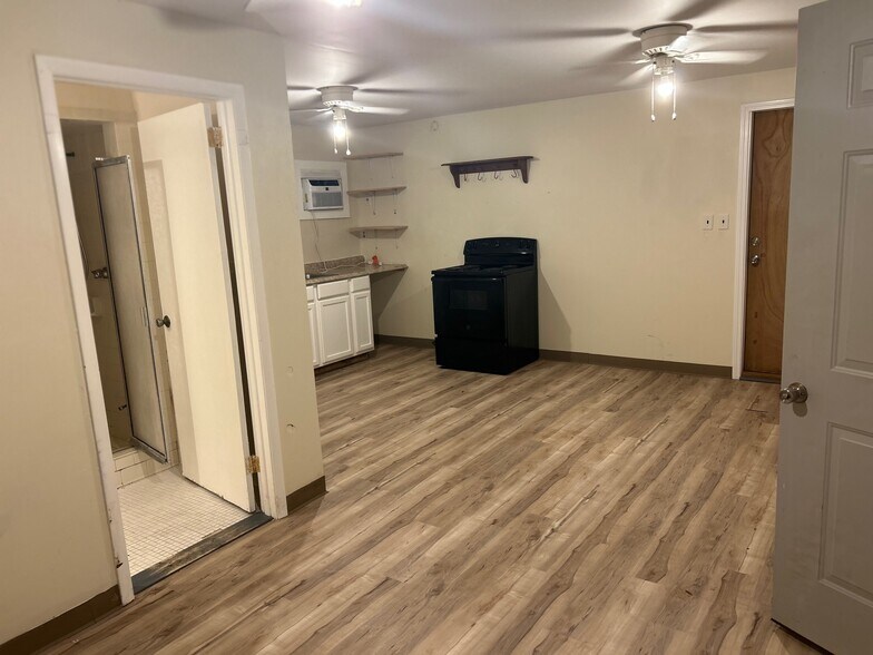 Building Photo - 2652 Merwyn Rd