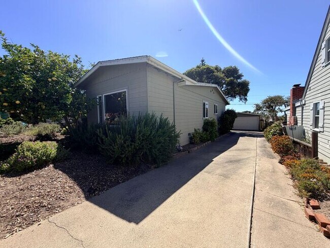 Building Photo - 3 Bed and 3 Bath Home Located Off of Forest Ave