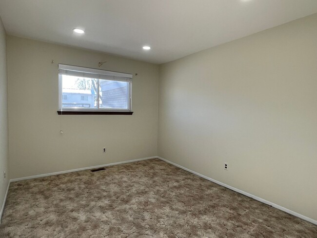 Building Photo - Sterling Heights - 3-Bedroom Ranch with Fa...