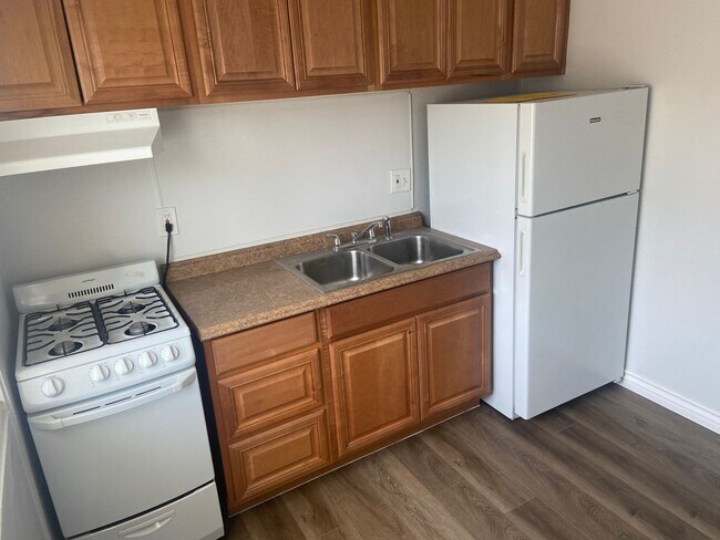 Building Photo - Studio apartment with all utilities paid!