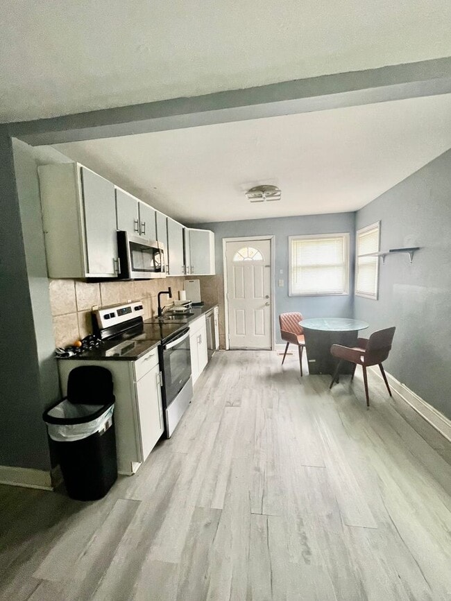 Building Photo - Welcome to this stunning 5-bedroom, 2-bath...