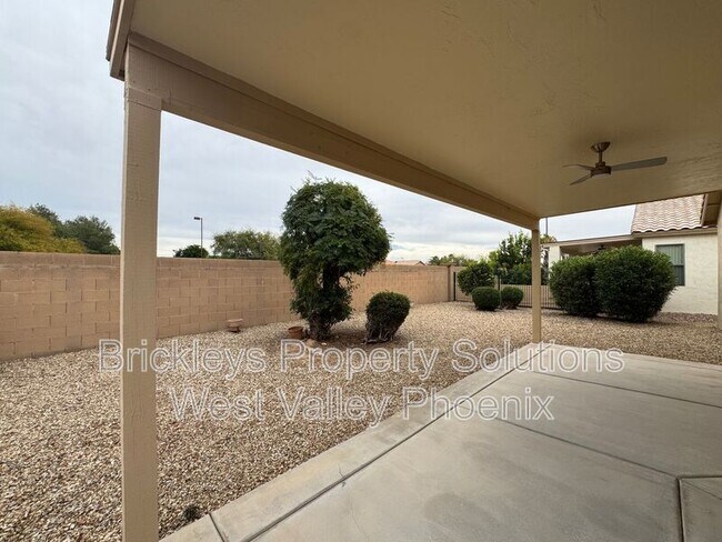 Building Photo - 18151 N Fiesta Dr