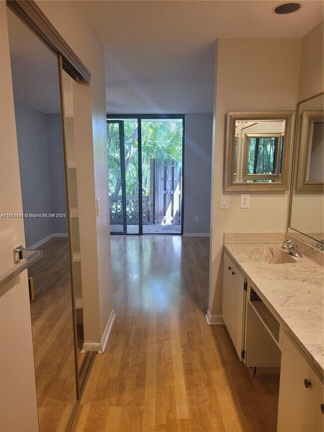 Building Photo - 5845 Fox Hollow Dr