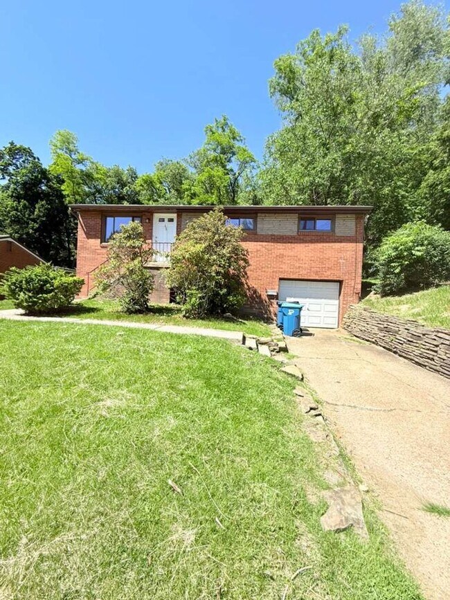 Building Photo - Fabulous 3 bed 1 bath House in Penn Hills