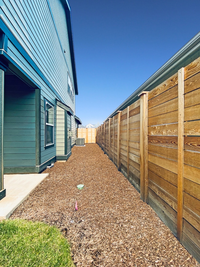 Building Photo - 3BR SE Bend home in great neighborhood wit...