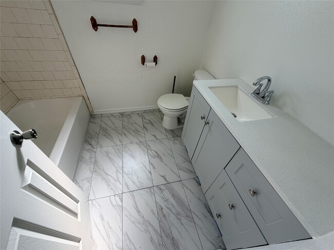 Building Photo - 1927 Oakwell Ln