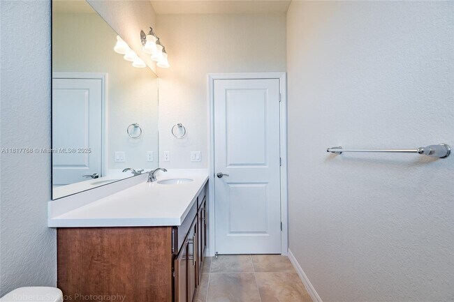 Building Photo - 1040 Eucalyptus Dr