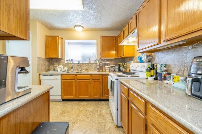 Building Photo - 421 Indianmeadow Dr
