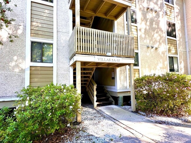 Building Photo - Close to Beach, Shopping, Restaurants!  Fu...
