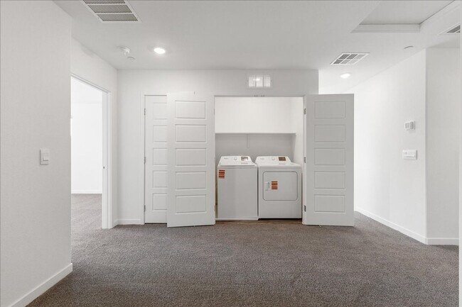 Building Photo - 900 Rosy Starling St