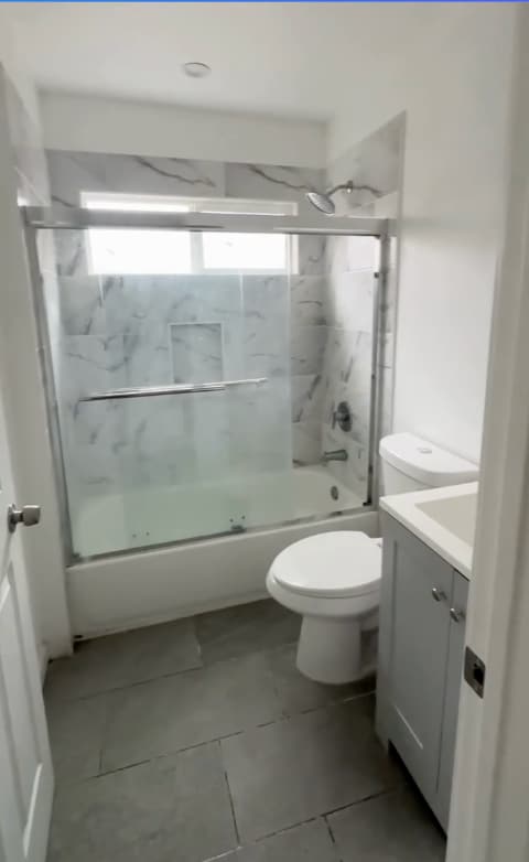 Building Photo - 822 W 42nd Pl