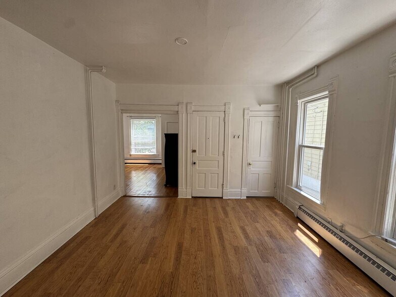 Building Photo - 1034 E Johnson St