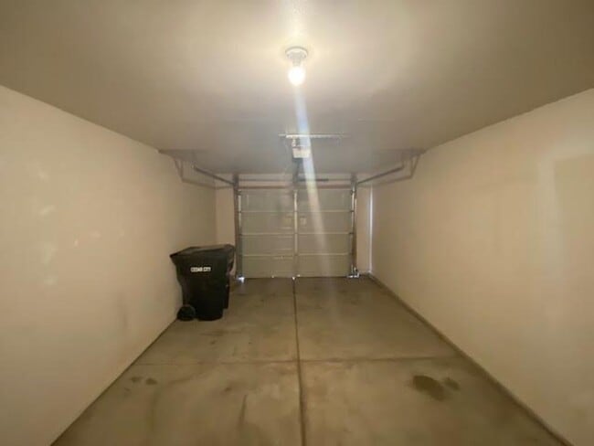 Building Photo - 3 Bedroom, 2 Bathroom Twin Home