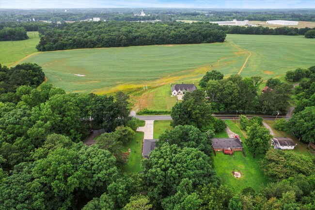 Building Photo - Country setting with City Convenience!