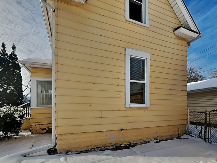 Building Photo - 1115 19th Ave NE