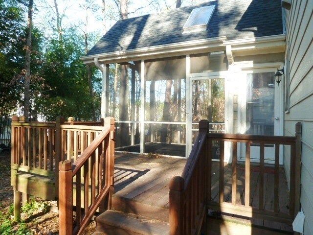 Building Photo - Inviting 3br house in Morrisville with woo...