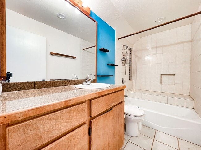 Building Photo - Pet Friendly 2-Bedroom Palolo Duplex