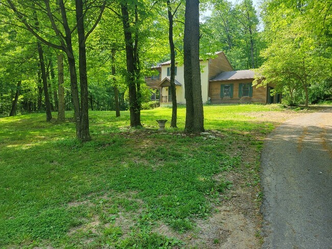 Building Photo - 585 Friendship Dr