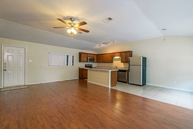 Building Photo - 5031 Pine Ave